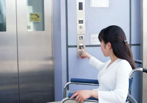 Hỗ trợ quá trình sử dụng thang máy cho người khuyết tật