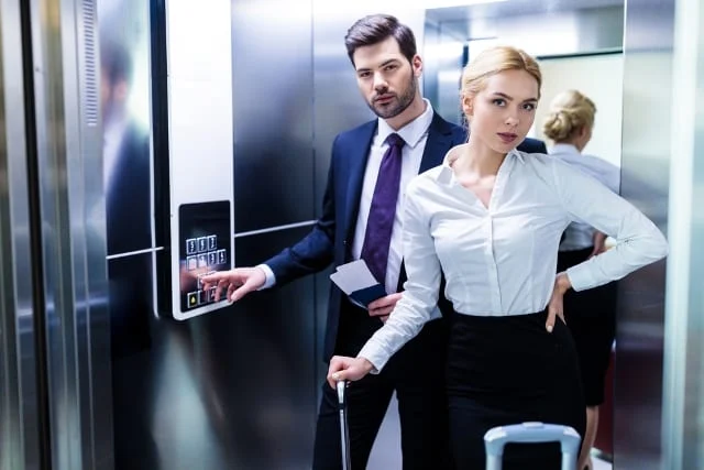 Lắp đặt gương trong thang máy để làm gì?